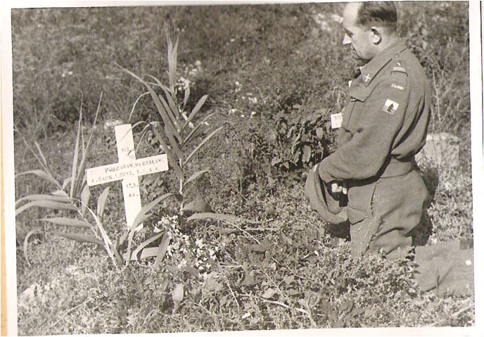 6.-Ks.-płk-Józef-Joniec-nad-grobem-porucznika-Barana.-Monte-Cassino-1944.png