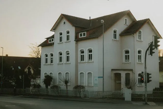 Dachy na budynkach użyteczności publicznej jak przedłużyć ich żywotność?