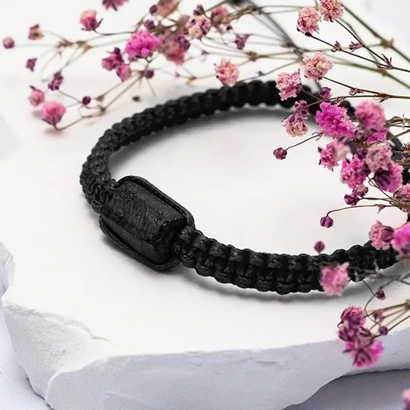 Bransoletka ochronna: amulet, który warto mieć zawsze przy sobie