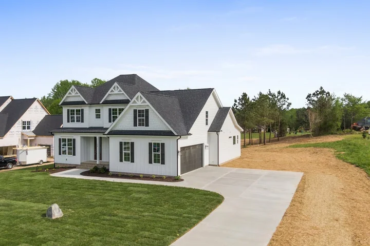 Farby elewacyjne – jak dobrać kolor i strukturę do stylu budynku