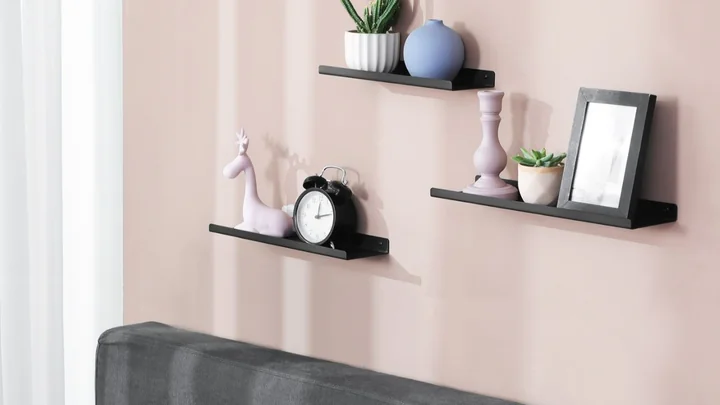 Półki ścienne do salonu – jak je aranżować, aby były funkcjonalne i stylowe?