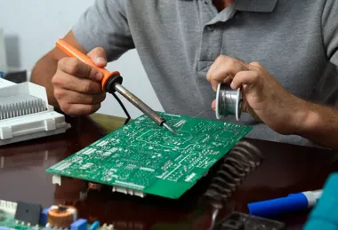 Bezpieczniki w układach elektrycznych - jak wybrać właściwy typ?