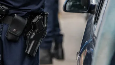 Kierowca wymagał pomocy, a samochód zaczął się staczać. Szybka interwencja policji