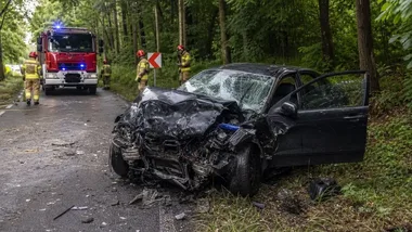 Stara Wieś: 56-letni kierowca zginął po uderzeniu w drzewo