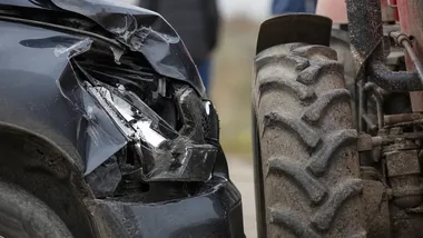 Ciągnik przewrócił się na łuku drogi w Wilkowisku. 64-latek zginął