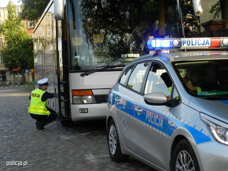 policjant dokonujący kontroli autokaru