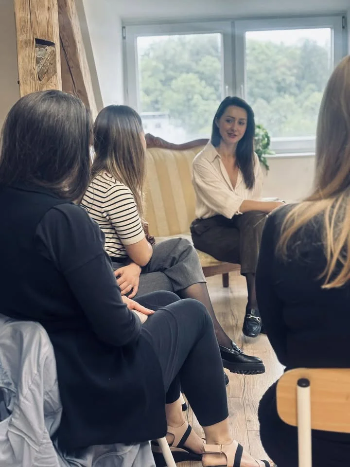 Grafika promocyjna wydarzenia Grupa Rozwojowa dla Nauczycieli i Terapeutów „Jak być i nie przeszkadzać?”