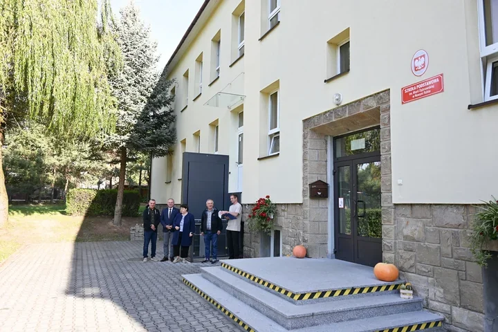 Dostęp do szkoły w Nowym Rybiu łatwiejszy. Zamontowano platformę