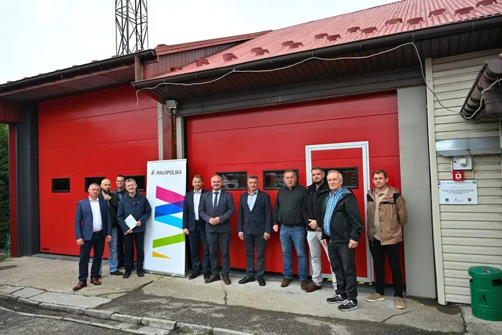 Remiza OSP w Nowym Rybiu po modernizacji. Są nowe bramy i oświetlenie LED