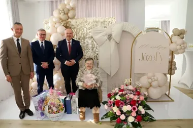 Setne urodziny pani Józefy Kuźmy z Męciny świętowano mszą i przy stole