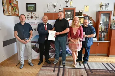 Nowe oświetlenie i fotowoltaika na stadionie w Pisarzowej. Umowa podpisana