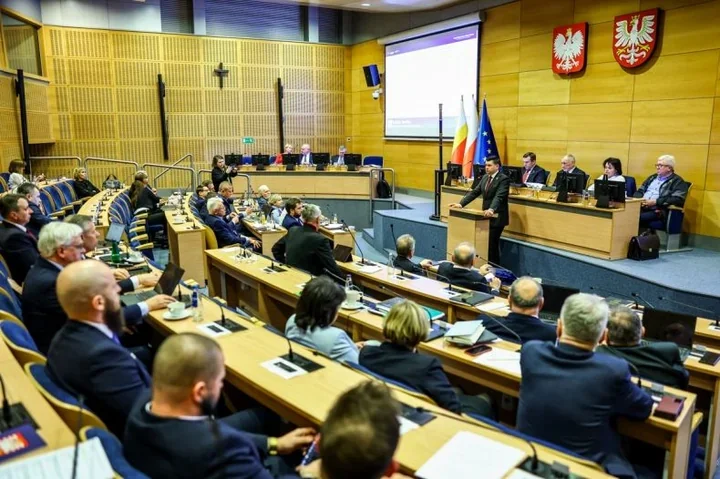 Małopolska przypomina o „Kapelanie spod Monte Cassino” – Sejmik przyjął deklarację upamiętniającą ks. płk. Józefa Jońca