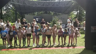Młodzi biegacze opanowali park. Na starcie stanęło blisko 200 dzieci