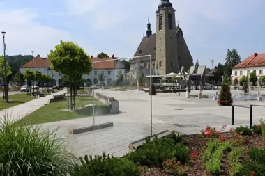 Limanowski Rynek zyskał letni wygląd. Doszła pergola i kurtyna wodna