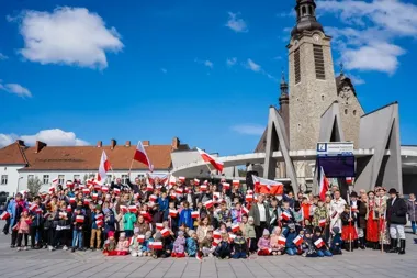 Biało-czerwony rynek w Limanowej. Święto flagi przyciągnęło całe pokolenia