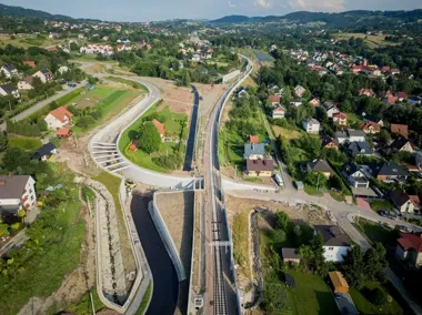 Jedno skrzyżowanie już gotowe. Przy ul. Źródlanej ruch drogowy odseparowano od kolei