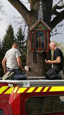 Kapliczka wróciła na dąb. W Łososinie Górnej przygotowują uroczystość