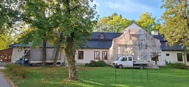 Balkon i fasada Dworu Marsów do remontu. Ruszyły prace w Limanowej