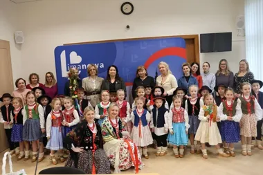 Wielkanocne stroiki i piosenki wypełniły urząd miasta dziecięcą radością