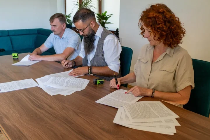 Dwie inwestycje drogowe w Łostówce. Umowy już podpisano