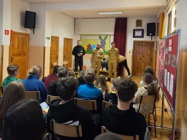 Strażacy pokazali uczniom, jak czad działa po cichu. Szkoła dostała czujki