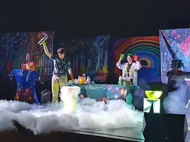 Przedszkolaki i uczniowie z Kasinki Małej na chemicznej przygodzie i lodowiskowej lekcji historii