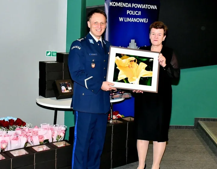 Komendant chwalił, a sala oklaskiwała - policjantki w centrum Dnia Kobiet w Limanowej