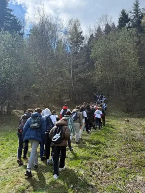 Skiełek przyciągnął policję, strażaków i uczniów w jednym marszu