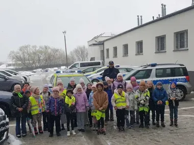 Dzieci weszły do komendy i od razu ruszyła lekcja bezpieczeństwa