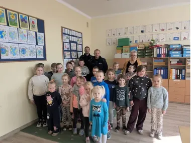 Policjant z Łukowicy ostrzegł dzieci przed pułapkami, które czekają codziennie