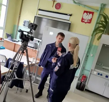 Przed kamerą zamiast w klasie - uczniowie z Tymbarku sprawdzili się jak policyjni rzecznicy