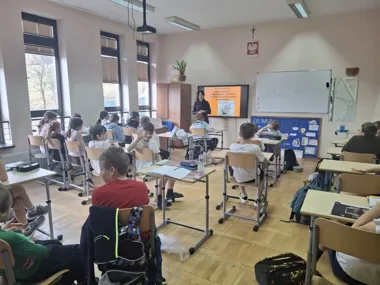 W Rabie Niżnej policjanci ostrzegli uczniów przed pułapkami sieci