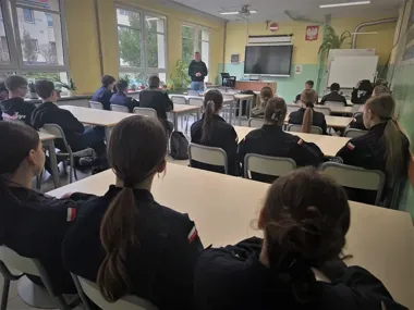 Technik kryminalistyki odsłonił sekrety pracy - uczniowie Tymbarku pod wrażeniem