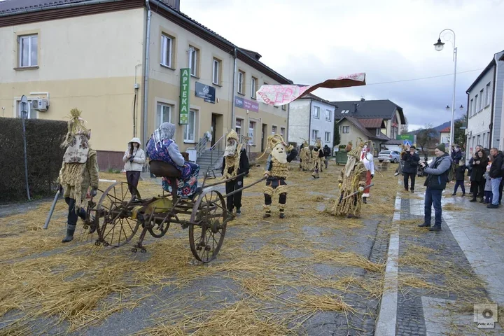 Od katyńskiego hołdu po słomiane przebrania region trzyma się tradycji