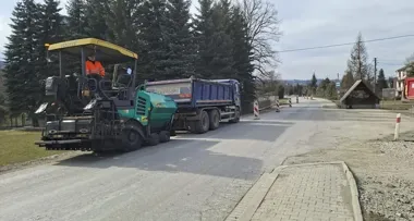 Wiosenne porządki na drogach powiatowych – ruszyły naprawy nawierzchni na trasie 1551K