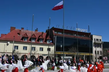 W Limanowej 3 Maja zabrzmiały hymny i dziecięcy występ