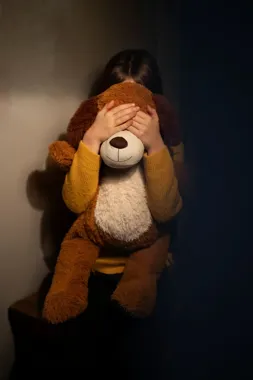 Przemoc wobec dzieci często zaczyna się od milczenia, a kończy tragedią